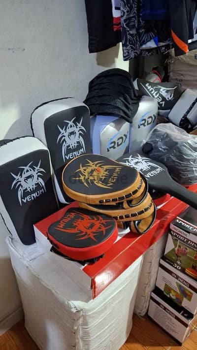 mits pads Boxing Gloves chin guard and more martial art stuff 03027072