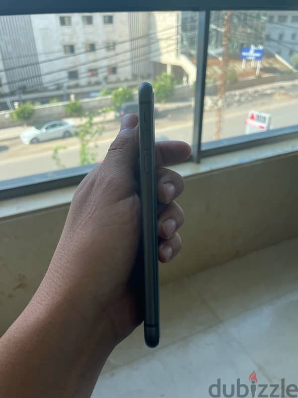 iphone 11 black 128G. b 5