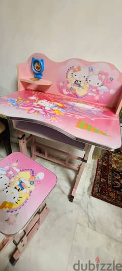 Kids play and study desk مكتب لعب ودرس للأطفال 0