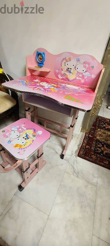 Kids play and study desk مكتب لعب ودرس للأطفال 1