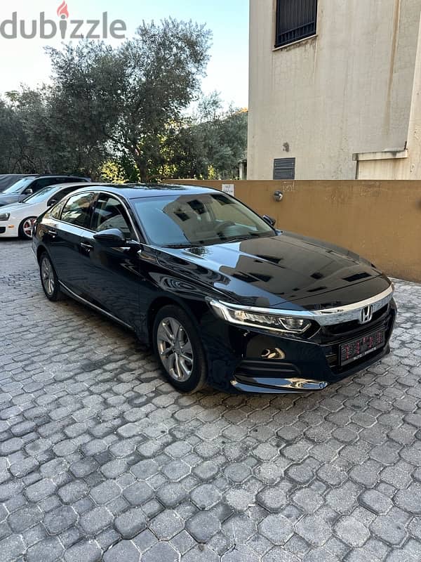 Honda Accord 2018 black on black (clean carfax) 2