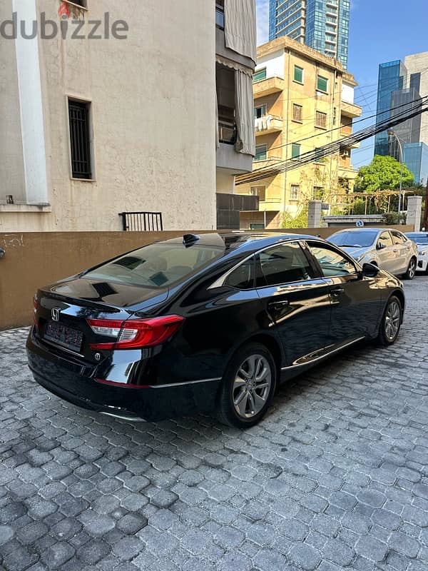 Honda Accord 2018 black on black (clean carfax) 3