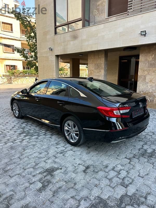 Honda Accord 2018 black on black (clean carfax) 4