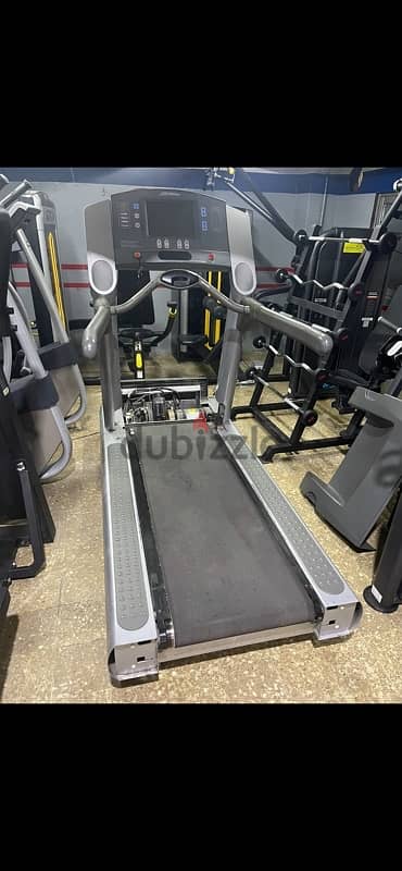 Treadmill Life Fitness with wifi like new 950$