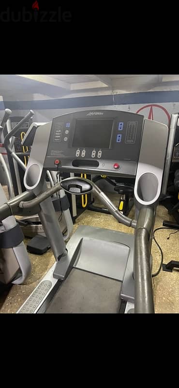 Treadmill Life Fitness with wifi like new 950$ 2