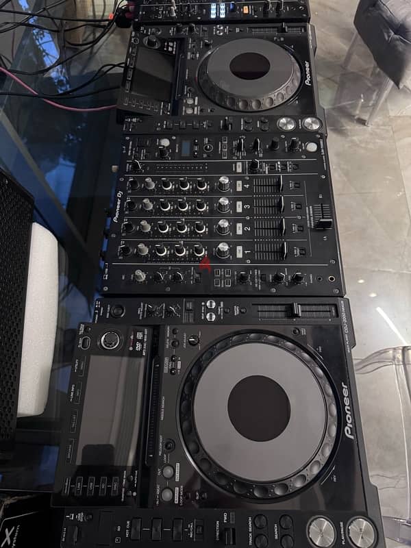 2 CDJ2000NXS + 1 DJM750MK2 1