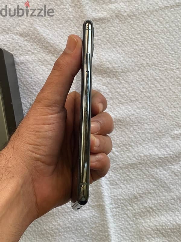 iPhone 11 Pro max (64 Gb) Waterproof / Battery Health 83 % 6