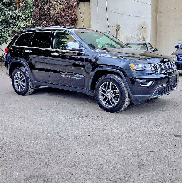 Grand Cherokee 2017 CLEAN CARFAX LIMITED V6 4WD اجنبي شبه جديد 4