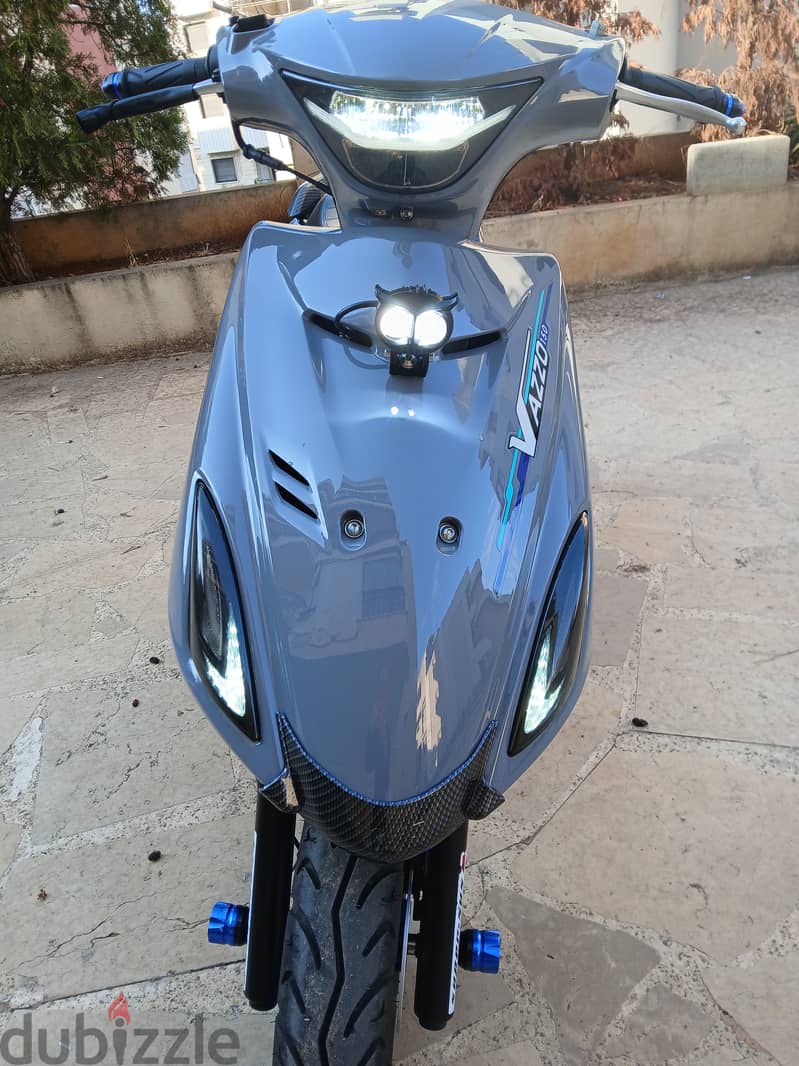 V azzo 2024Moto. bil. naylon 3alaya zaweyed mechye 900km 0