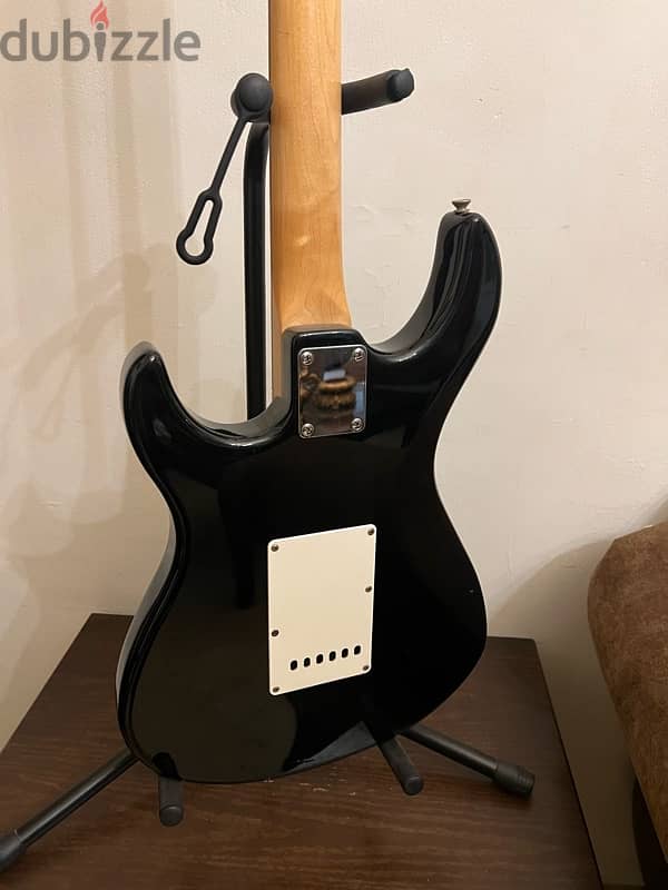 Yamaha electric guitar 4