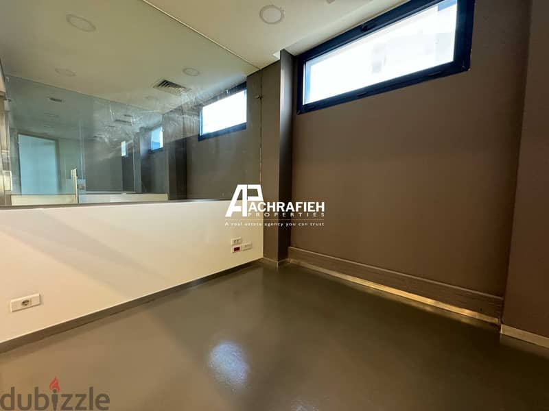 Office For Rent in Adlieh - مكتب للأجار في العادلية 12