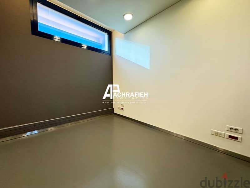 Office For Rent in Adlieh - مكتب للأجار في العادلية 14