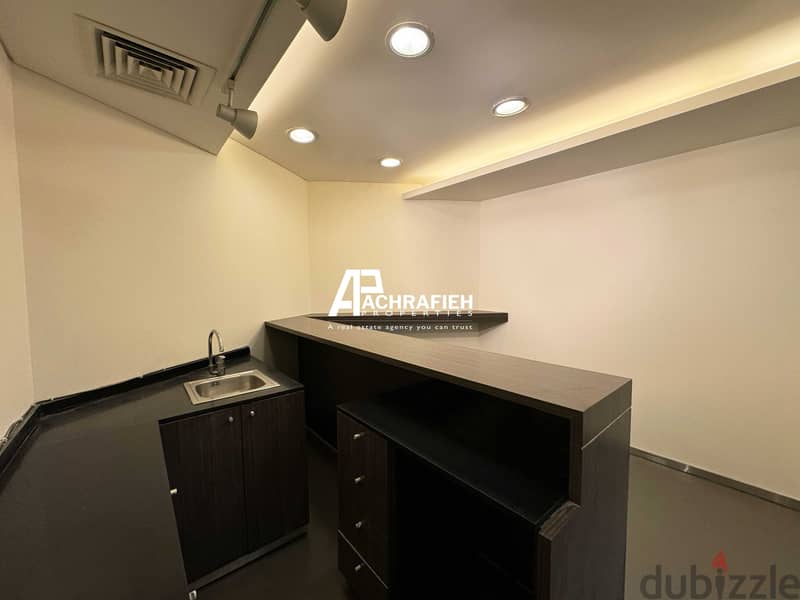 Office For Rent in Adlieh - مكتب للأجار في العادلية 16