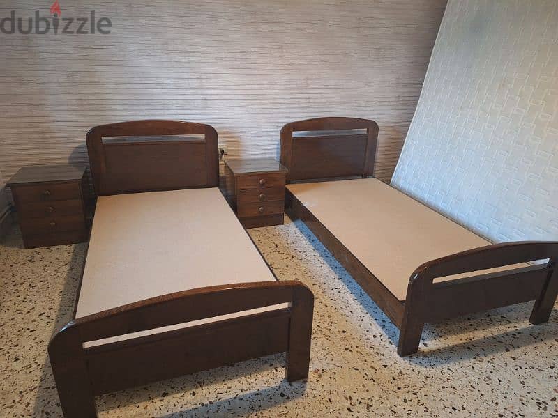 2 single beds and 2 commodes excellent condition contact :03289430 2