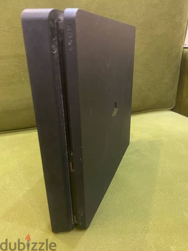 USED PS4 SLIM 1 TB MINT CONDITION. 0