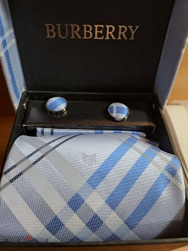 Burberry tie and cufflinks in box, still as new 1