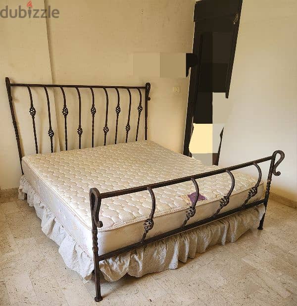 King size bed 1