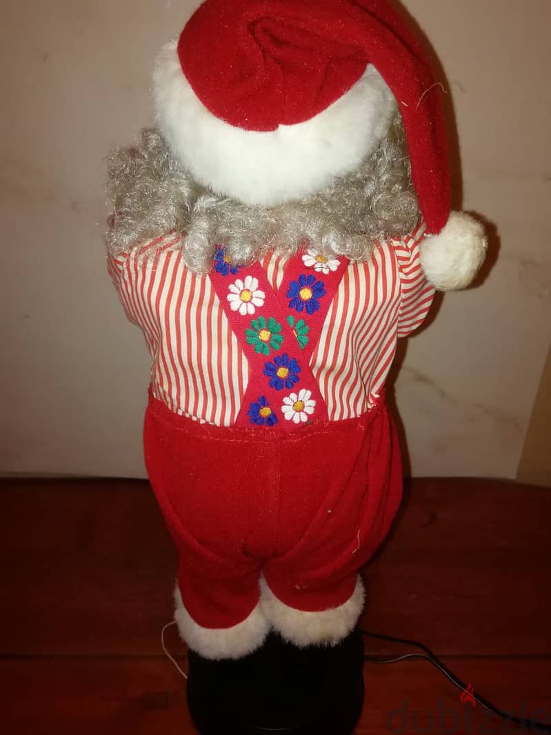 Animated Santa with music & light works on 2 D size batteries size 50 2