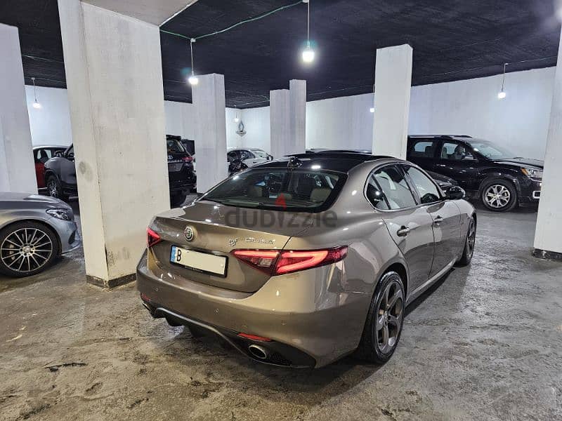 2017 Alfa Romeo Giulia Grey/Black Company Source & Maintenance Tgf ! 5