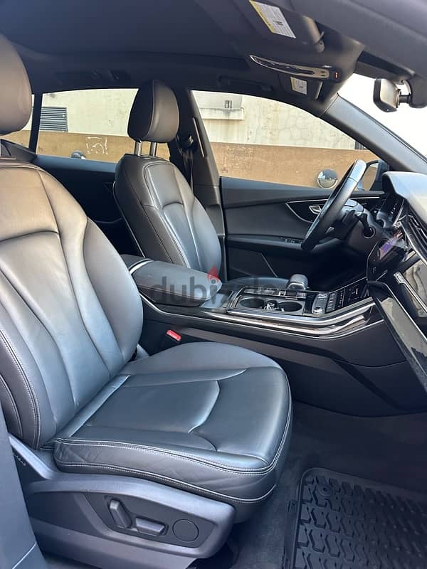 Audi Q8 Quattro Premium Plus 2019 black on black (clean carfax) 6