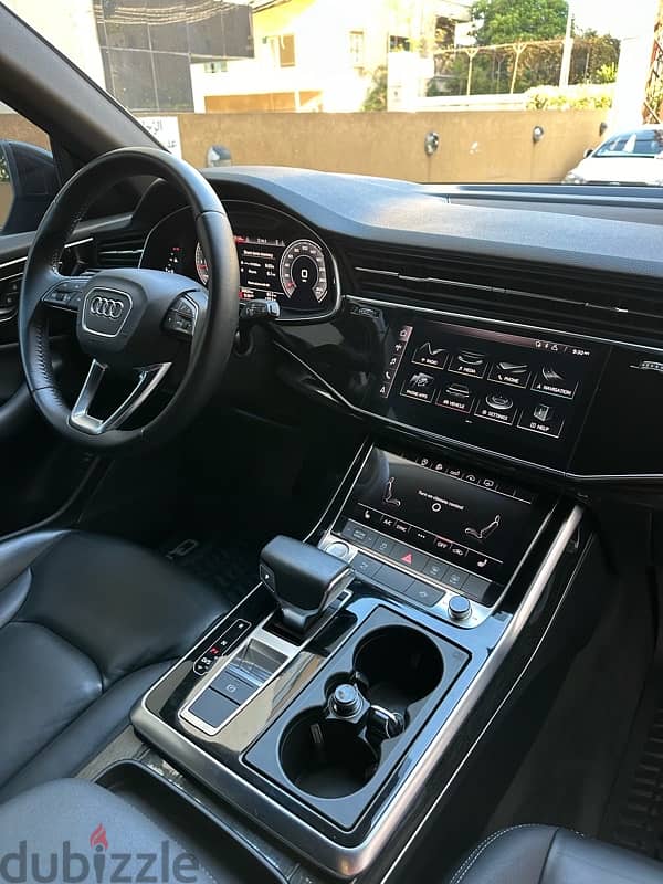 Audi Q8 Quattro Premium Plus 2019 black on black (clean carfax) 7