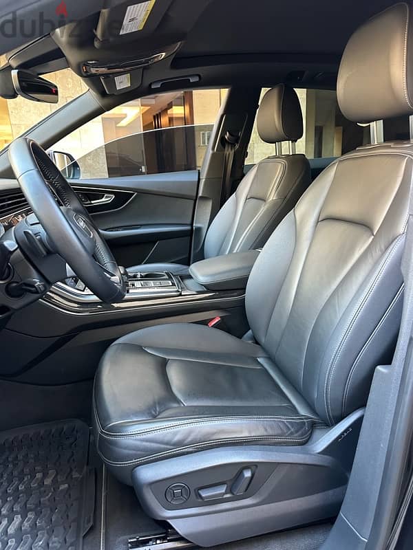 Audi Q8 Quattro Premium Plus 2019 black on black (clean carfax) 9