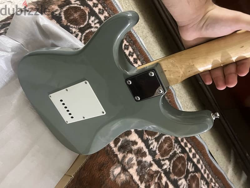 electric guitar with box 3