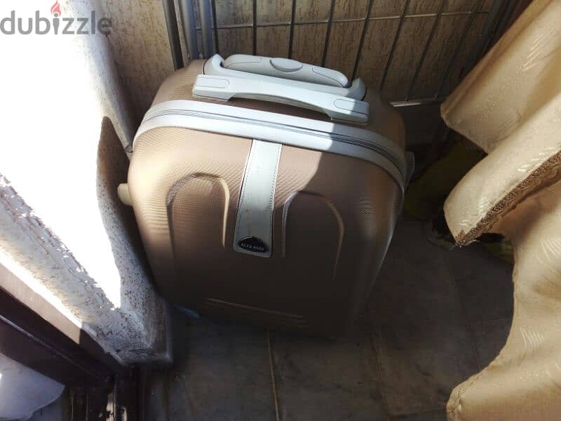 suitcases شنط سفر 0