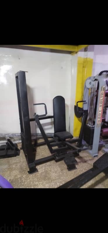 Chest press like new 350$