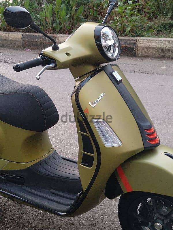 Vespa gts 300 super sport model 2024 keyless like new dealer warranty 1