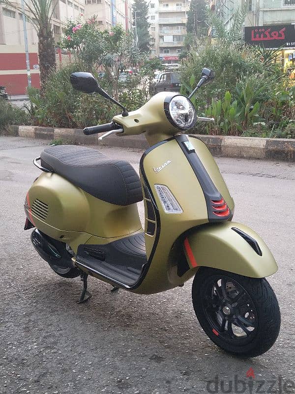 Vespa gts 300 super sport model 2024 keyless like new dealer warranty 3