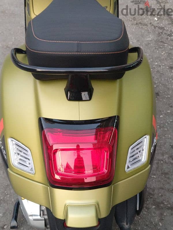 Vespa gts 300 super sport model 2024 keyless like new dealer warranty 4