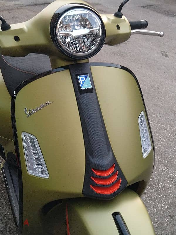 Vespa gts 300 super sport model 2024 keyless like new dealer warranty 6