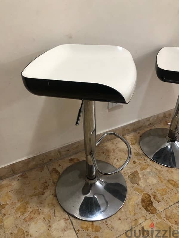 4 bar stools / bar chairs . 160$ 0