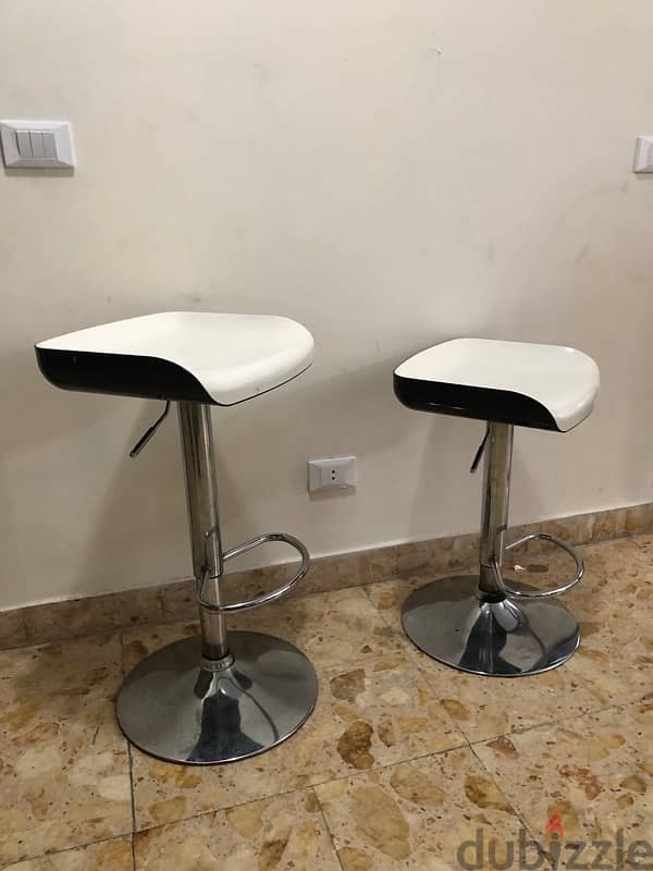 4 bar stools / bar chairs . 160$ 4