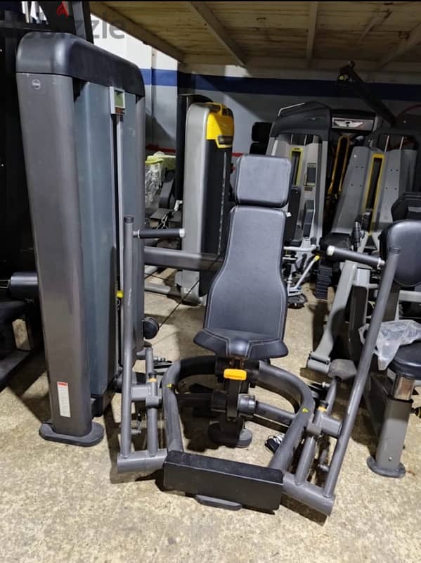 Chest press like new 750$ 1