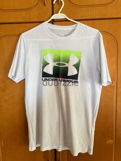 UNDER ARMOUR WHITE SHIRT