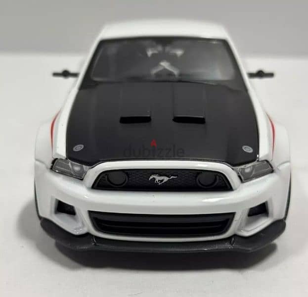 2014 Ford Mustang Street Racer diecast car model 1:24 3