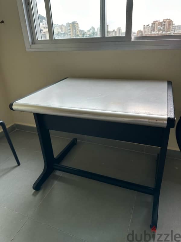 3 desks for sale (like new) 3