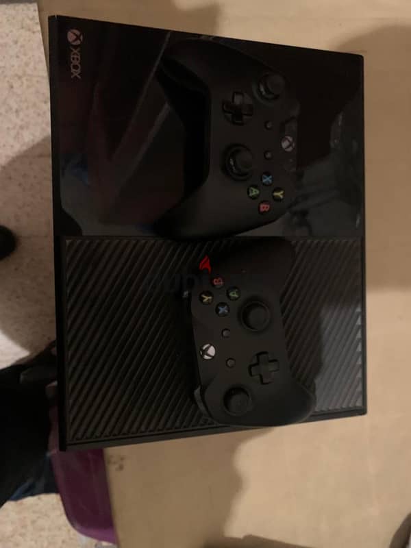 xbox one with 10 games and 2 controllers 0