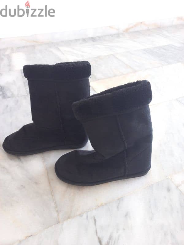 Black,medium height winter shoes 1