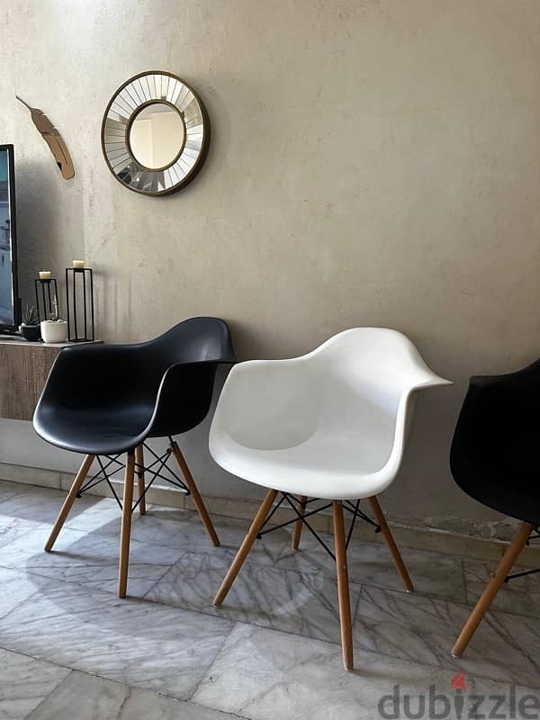 6 modern dining chairs like new. 240$ 4