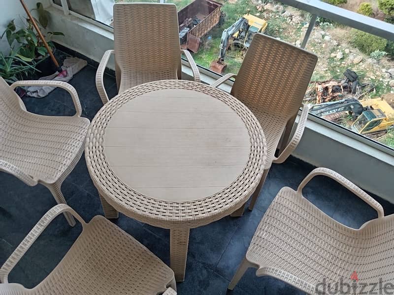 round table with 5 chairs 2