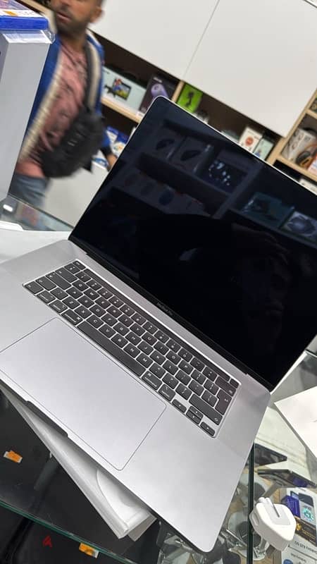 apple macbook pro 16 inch A2141 32 gb ram 2 tb 0