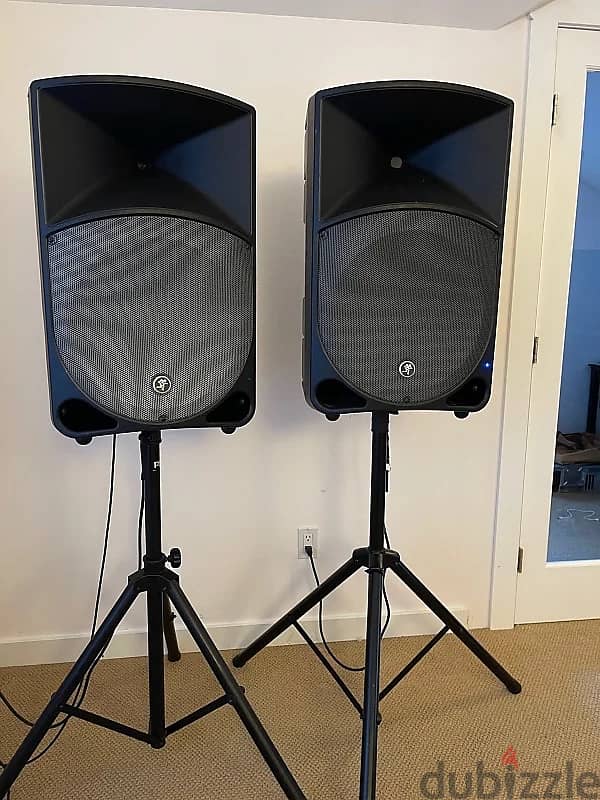 Mackie powered 15" speakers 0