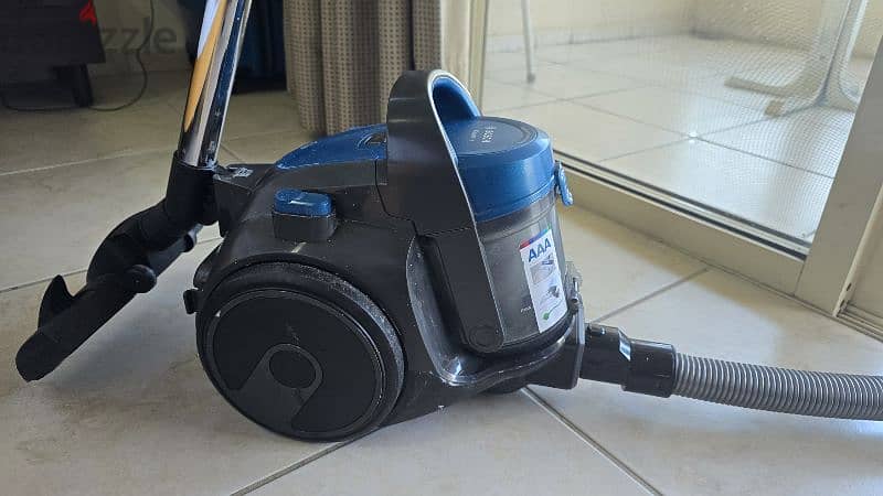 . Bosch bagless cleaner. مكنسة كهربائية بوش 1