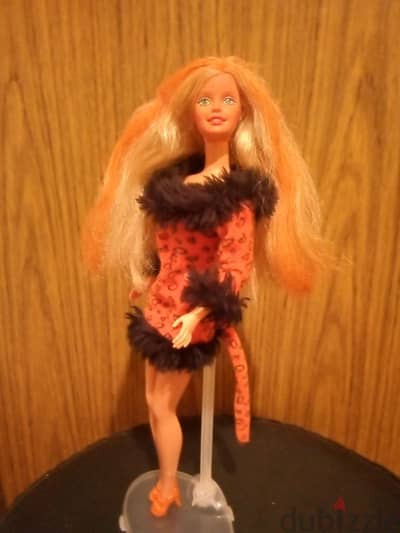 ENCHANTED HALLOWEEN Barbie 2000 Barely Used Still Good doll bend legs.