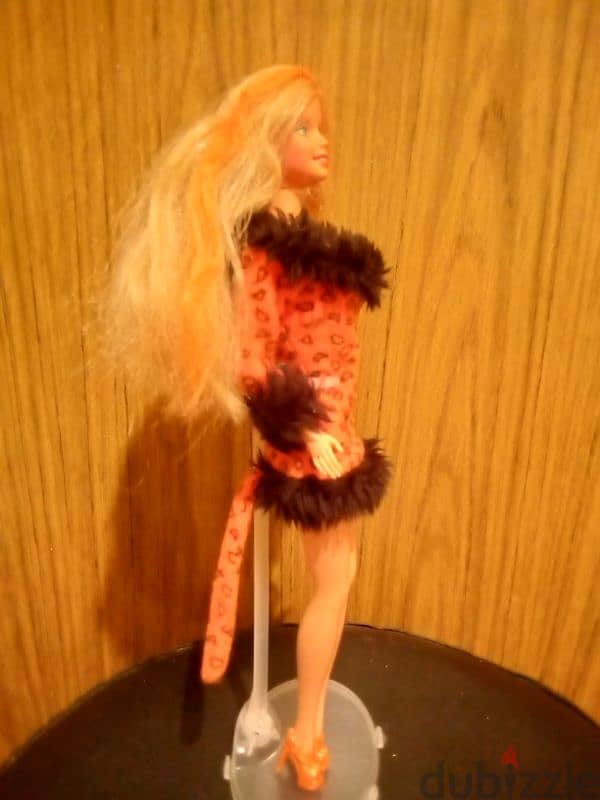 ENCHANTED HALLOWEEN Barbie 2000 Barely Used Still Good doll bend legs. 2