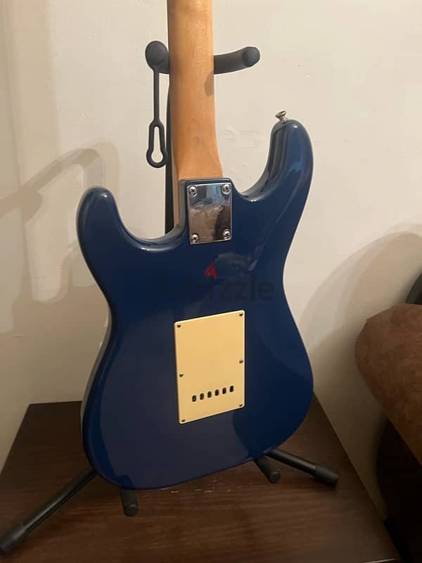 Squier by fender electric guitar 4