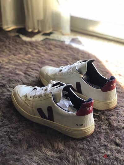 Veja v12 Shoes size 42 .